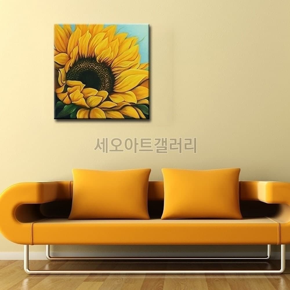해바라기 그림 액자가 벽에 걸린 인테리어 모습을 촬영한 사진