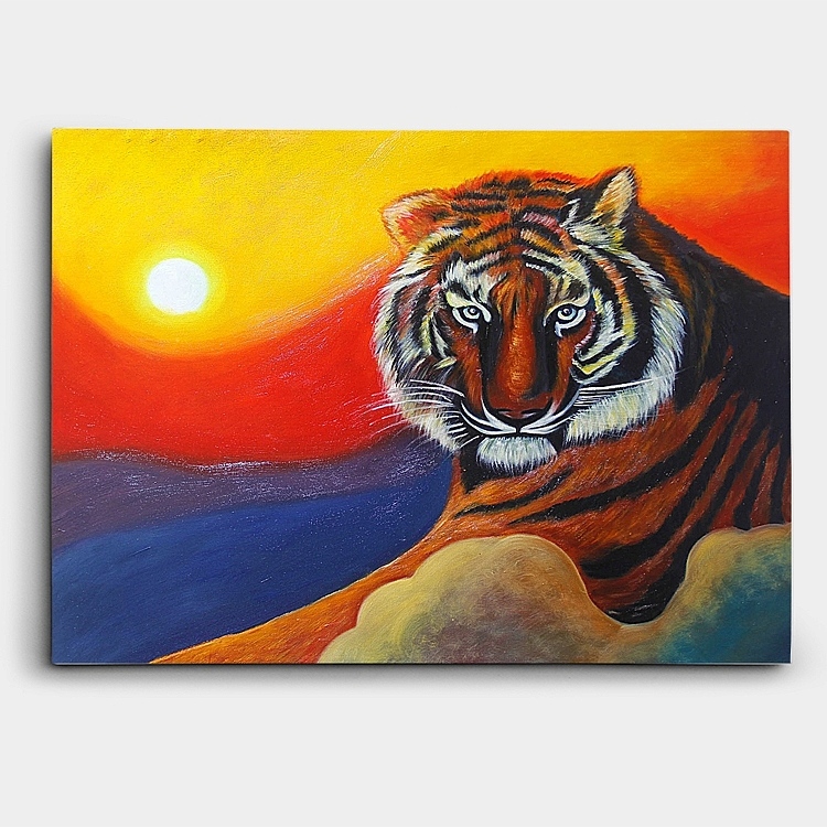 석양이 지는 곳에 앉아있는 호랑이를 표현한 그림