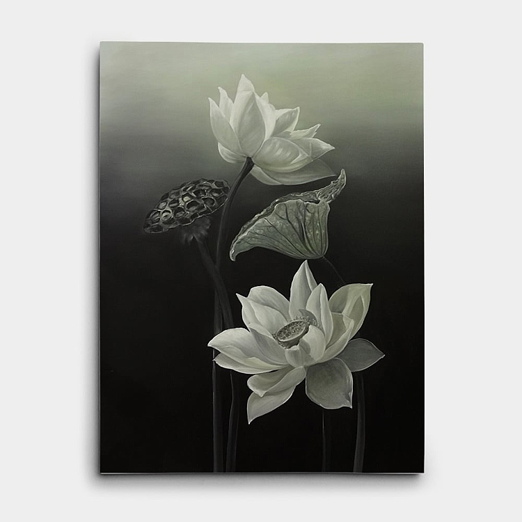 회색으로 그려진 연꽃 그림을 촬영한 사진
